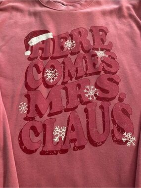 Living Fully Co. Sweatshirt - 'Here Comes Mrs. Claus'